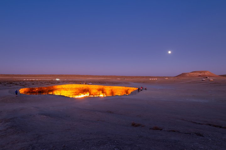 Der Dervaza-Krater in Turkmenistan bei Nacht