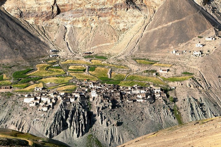 Imposant gelegene Dorfer in den Hängen von Zanskar - Ladakh