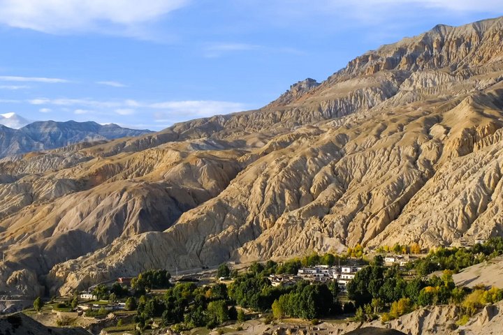 Einsame Dörfer und wilde Gesteinsformationen in Mustang, Nepal Einsame Dörfer und wilde Gesteinsformationen in Mustang, Nepal