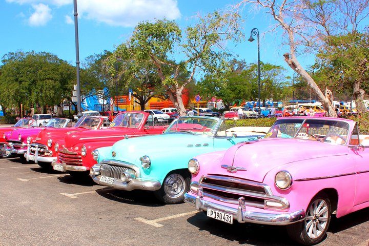 Bunte Oldtimer Autos aufgereiht in Kuba