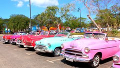 Bunte Oldtimer Autos aufgereiht in Kuba