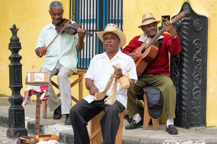 Drei Kubaner machen Strassenmusik