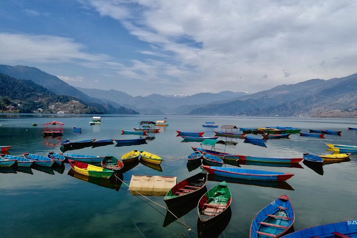 Boote auf dem Phewa See in Pokhara