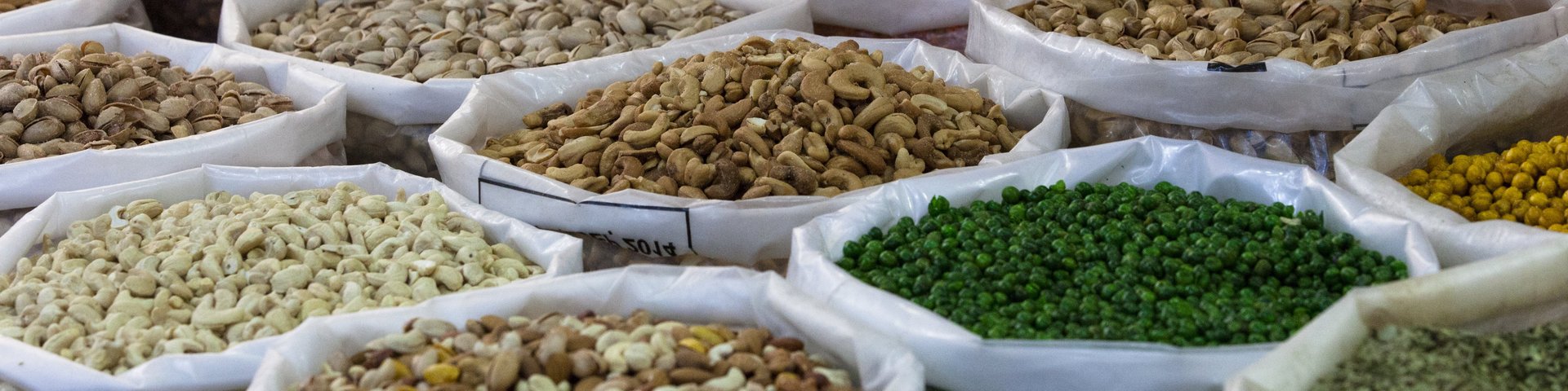 Säcke voll mit Nüssen, Mandeln, Erbsen und Gewürzen auf dem Souk in Nizwa