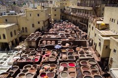 Blick auf eine Ledergerberei in Fès