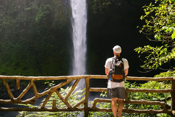 Tourist beim La Fortuna Wasserfall in Costa Rica