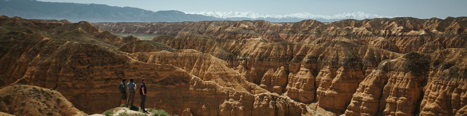 Drei Personen überblicken den Charyn Canyon in Kasachstan