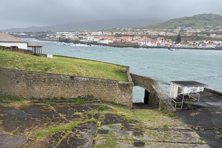 Blick auf den alten Walfanghafen in Horta