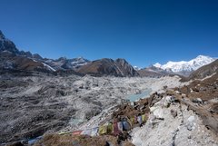 Der Weg führt über den Ngozumba Gletscher im Himalaya
