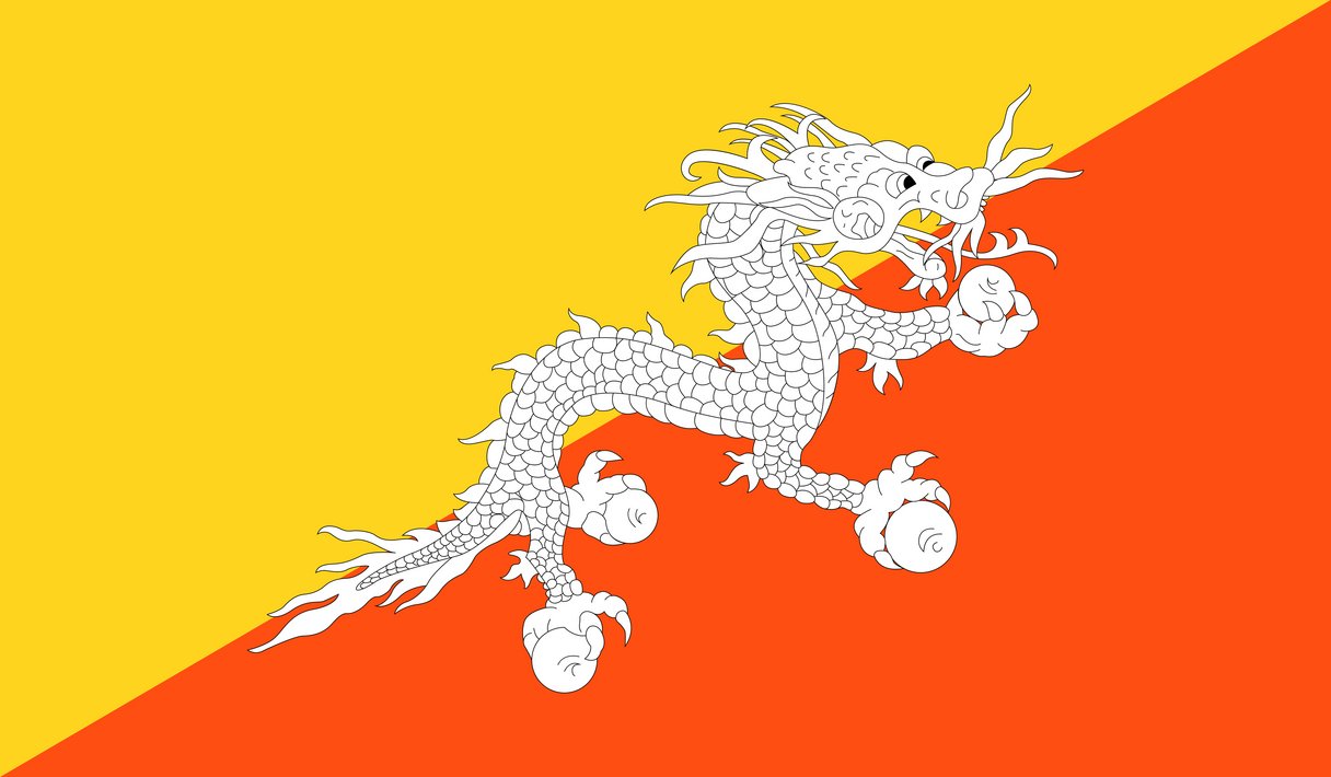 Die Flagge Bhutans mit dem Donnerdrachen vor gelb und orangem Hintergrund