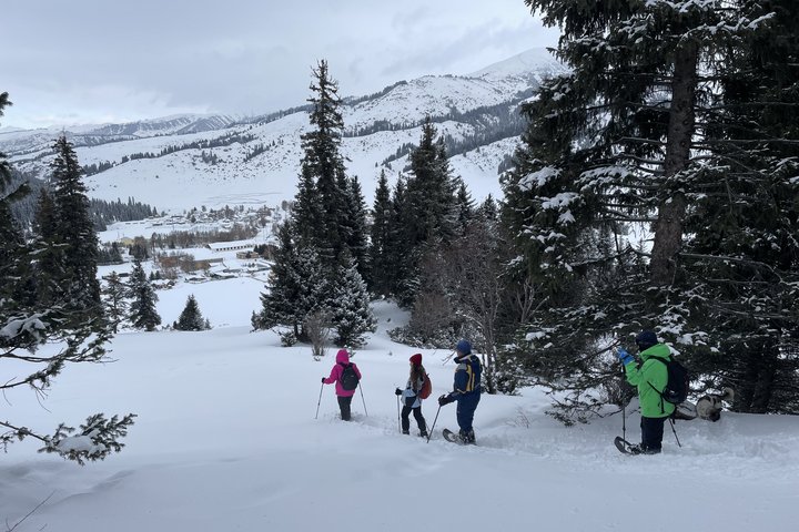 Schneeschuhwanderer in Kirgistan