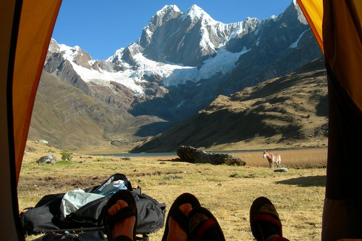 Blick aus dem Zelt auf die Schneeberge der Cordillera Huayhuash