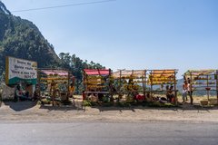 Marktstände an der Strasse mit Bananen auf Madagaskar