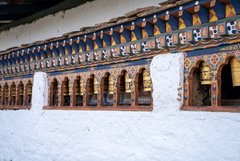 Gebetsmühlen am Tempel Kyichu Lhakhang in Bhutan