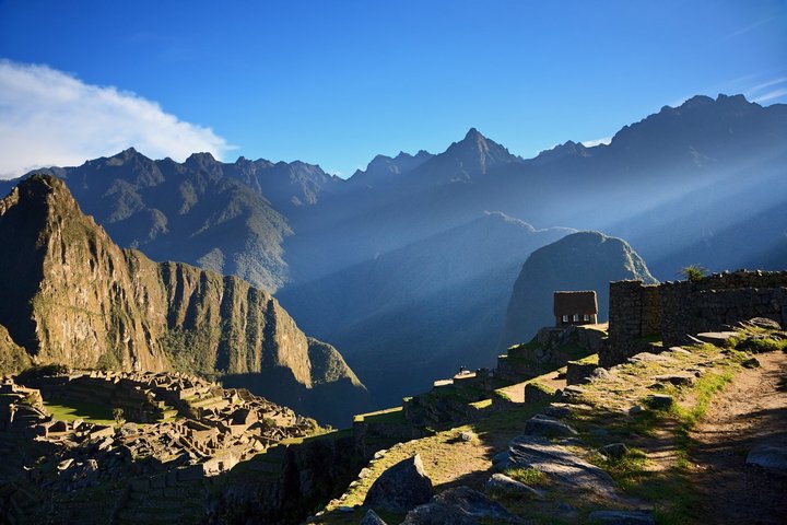 Sonnenstrahlen fallen auf die Inkastätte Machu Picchu in Peru