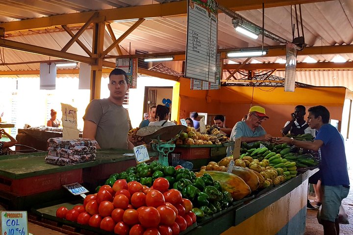 Markt mit Gemüse und Früchten auf Kuba