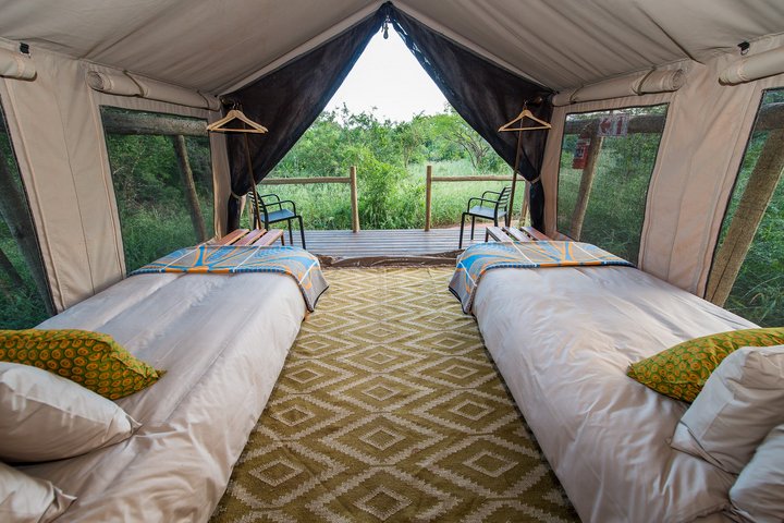 Zwei Betten im Permanentzelt Zululand Lodge