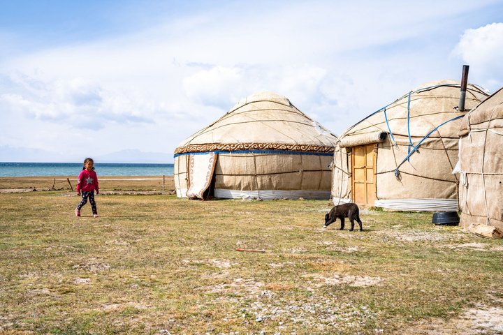 Kirgisisches Mädchen und Hund beim Jurtencamp am Son Köl-See