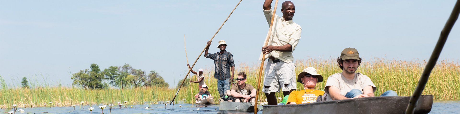 Bootsfahrt mit einem traditionellen Mokoro im Okavango Delta