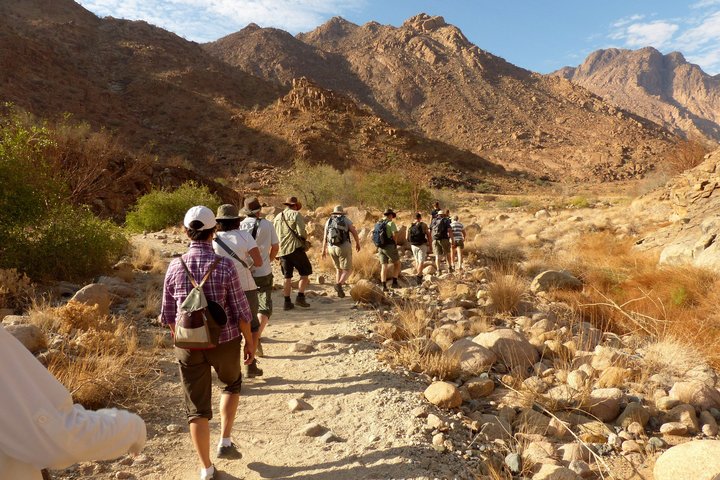 Wandergruppe unterwegs im Damraland in Namibia