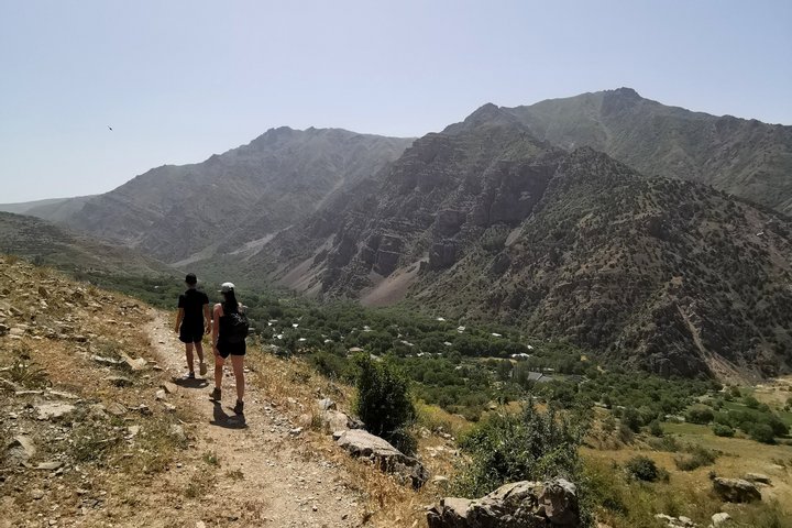 Wanderung hinunter von der Festung Smbataberd nach Eghegis in Armenien