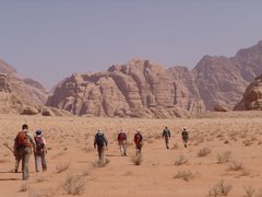 Eine Reisegruppe wandert durch die Wüste in Jordanien