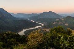 Sonnenuntergang über dem Nam Ou-Fluss bei Nong Khiaw