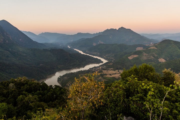 Sonnenuntergang über dem Nam Ou-Fluss bei Nong Khiaw