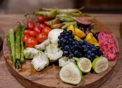 Farbiger Gemüse- und Früchteteller