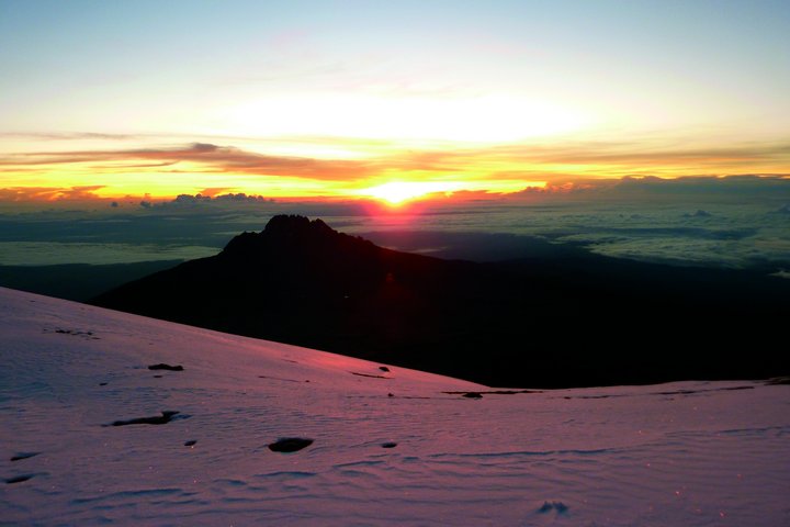 Zum Sonnenaufgang auf dem Kilimanjaro-Gipfel