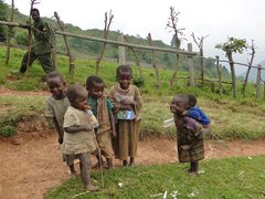 Kinder im Bwindi-NP in Uganda.