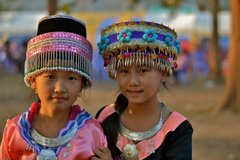 Mädchen in traditioneller Kleidung in Laos. 