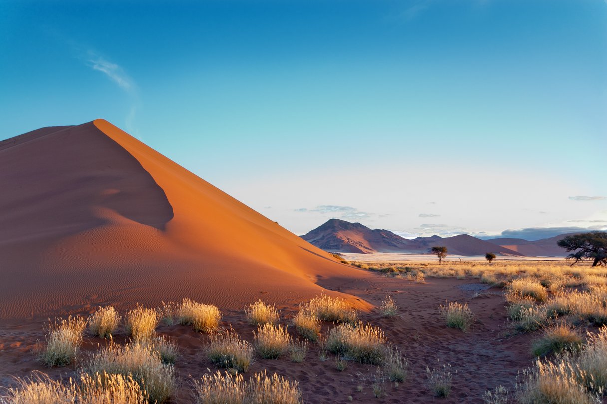 Namib-Wüste in Namibia mit rötlich leuchtenden Dünen