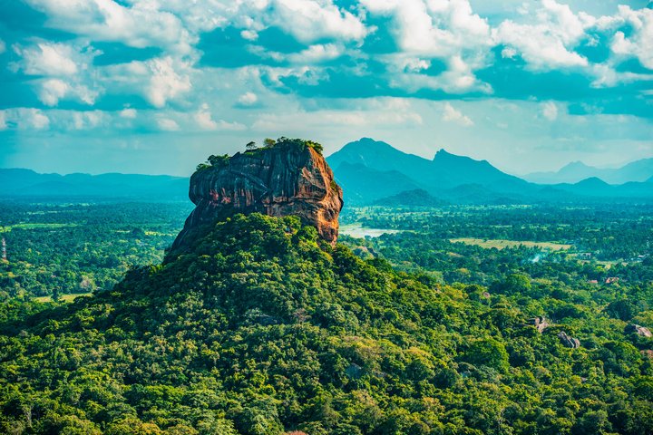 Die mächtige Felsenfestung von Sigiriya mitten im Dschungel von Sri Lanka