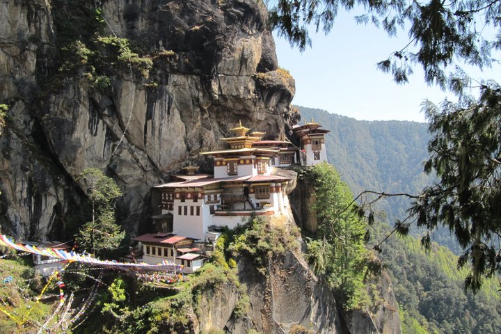 Blick durch Bäume Tigernest-Kloster in Bhutan