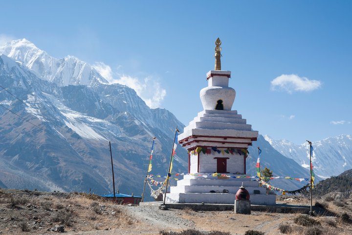 Stupa bei Manang und Annapurna im Hintergrund