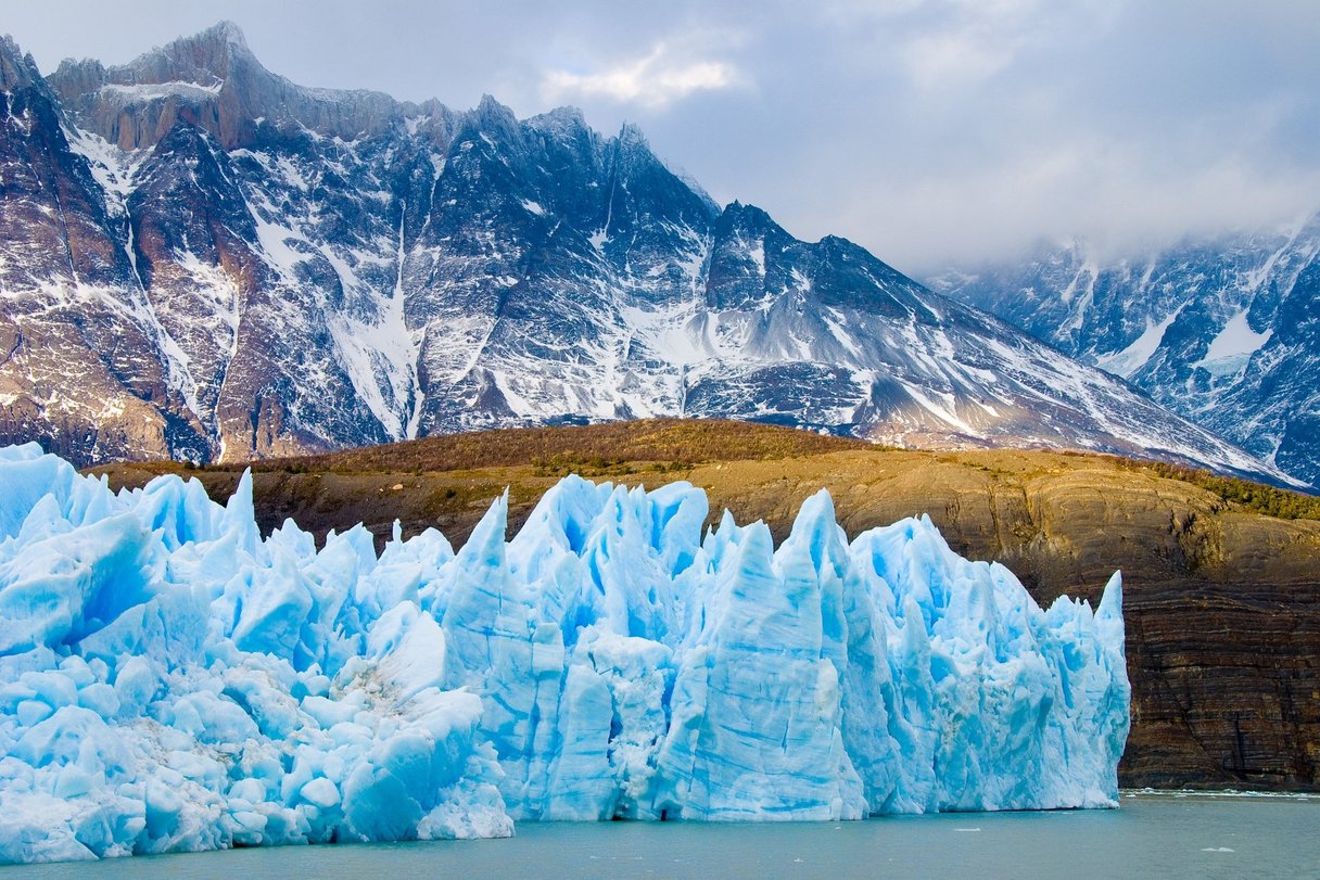 Gletscher vor einem Bergmassiv in Patagonien, Chile