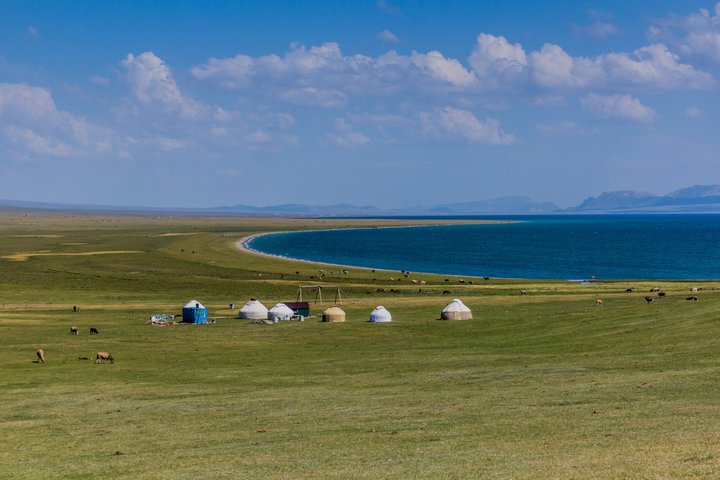 Jurtensiedlung am See Son Köl in Kirgistan an einem schönen Sommertag