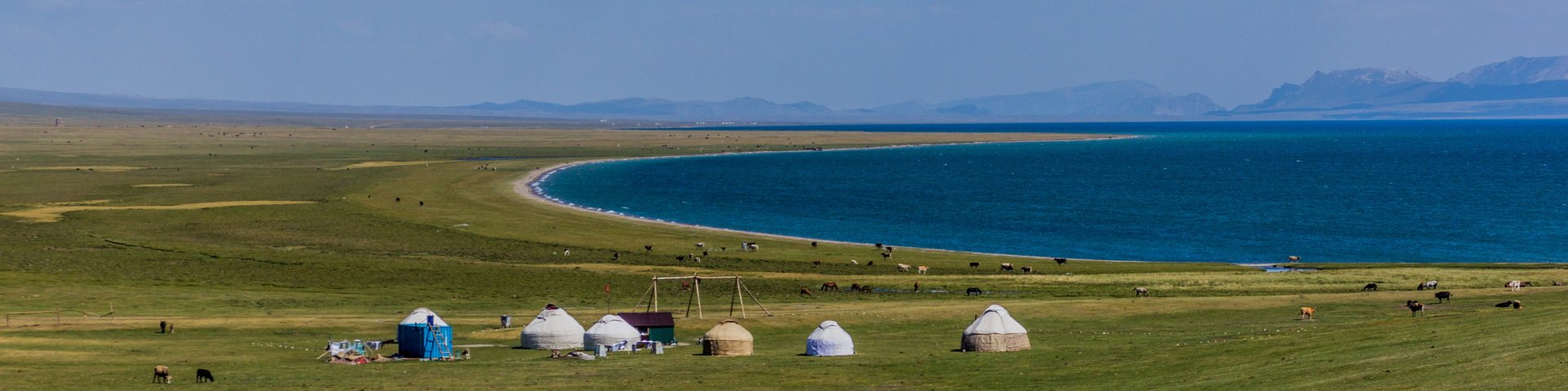 Jurtensiedlung am See Son Köl in Kirgistan an einem schönen Sommertag