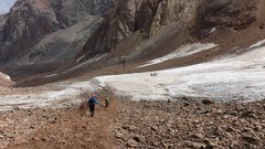 Wanderer am Kaznok Pass im Fan-Gebirge