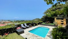 Terasse und Pool des Planet Scuba Gästehaus in Ponta do Ouro in Mosambik