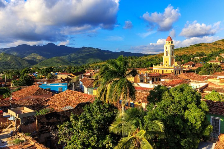Blick auf Trinidad mit der Kirche im Mittelpunkt
