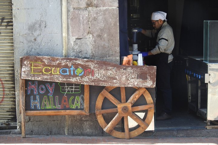 Kleines Esslokal mit Streetfood in Quito