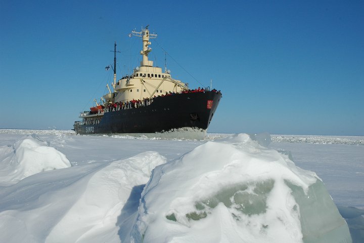 Frachtschiff- und Eisbrecherfahrt zum Polarkreis