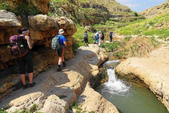 Wanderer entlang dem Fluss im Wadi Qelt