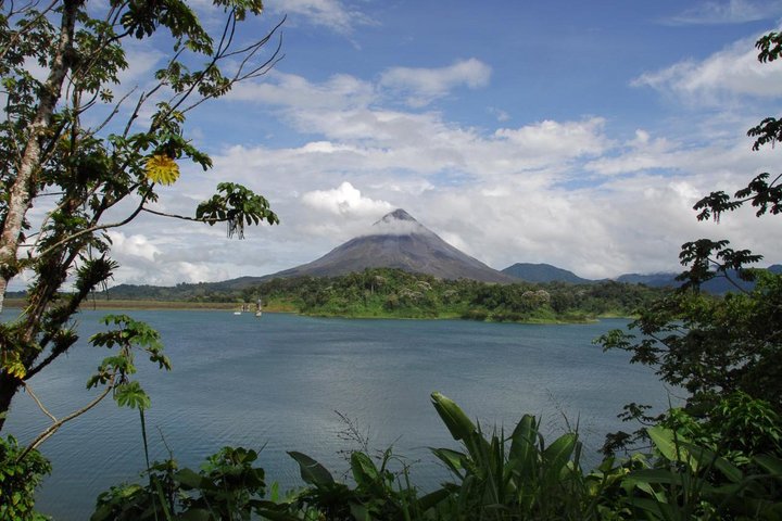 Blick über das Wasser hin zum Vulkan Arenal in Costa Rica