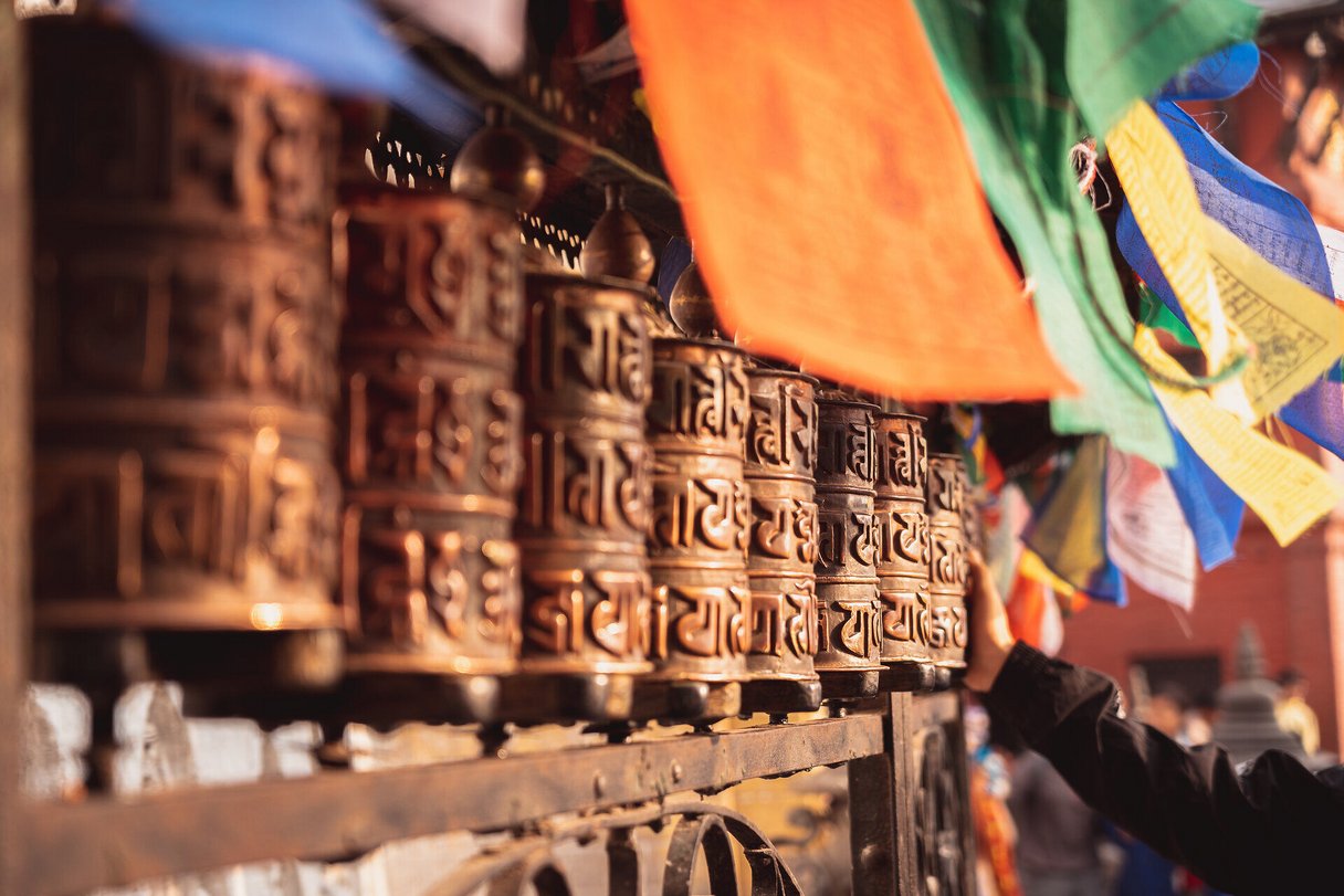 Gebetsmühlen beim Swayambhunath Stupa in Kathmandu Gebetsmühlen beim Swayambhunath Stupa in Kathmandu