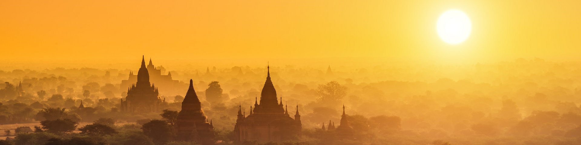 Sonnenuntergang über den Tempeln von Bagan in Myanmar