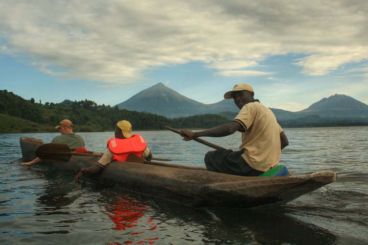 Traditionelles Holzboot auf dem Lake Mutanda