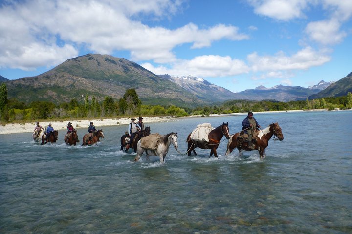 Auf dem Pferd über den Fluss in Patagonien 